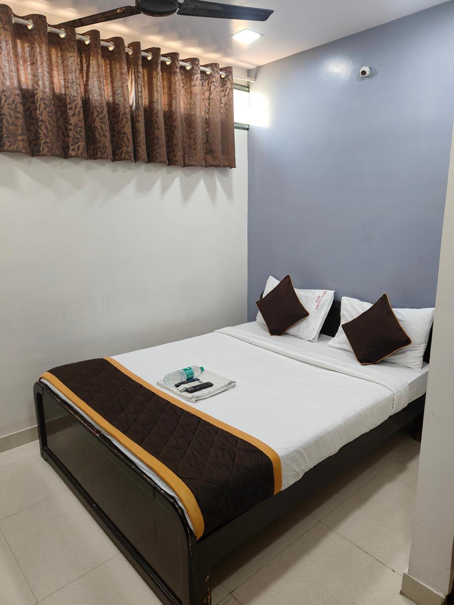 Hotel Golden Arch บังกาลอร์ ภายนอก รูปภาพ